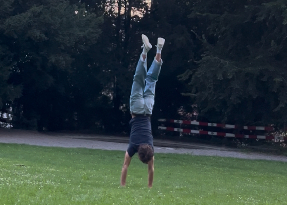 Ich beim Calisthenics in einer Handstand-Position